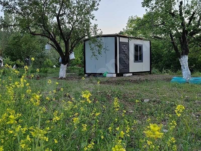İçinde ev olan asfalta cephe köy İçinde 2 tarafı dere tek tapu bahçe