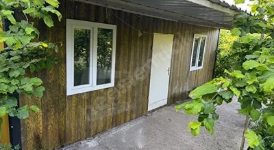 
          Ruhsatlı Ev Yapılabilir 8.750 m² Fındık Bahçesi – 160 metre Yol Cepheli, Konteyner ve Su Var
        