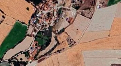 
          Günyüzünde iki köy arasında düz ekilir tarla
        