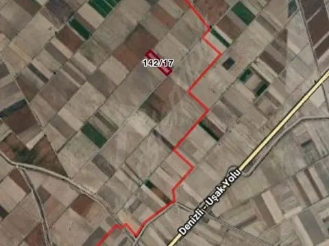 Denizli Çal Yukarıseyitte anayola yakın satılık tarla