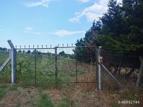 satılık müstakil tek tapu 956 metre etrafı tel örgülerle çevrili