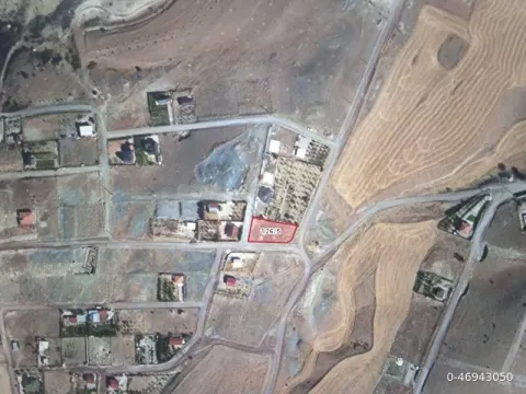 üç tarafı yol güzel konumda arsa
