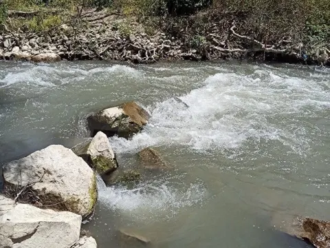 Sakarya taraklı merkeze ve anayola yakın resmi yolu bulunan akarsuya  cephe arazım satılıktır.