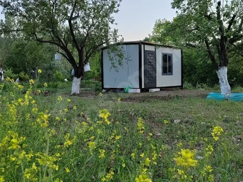İçinde ev olan asfalta cephe köy İçinde 2 tarafı dere tek tapu bahçe