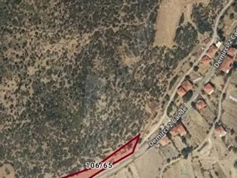 DEMİRCİ'DE ŞİFALI SULAR DİYARINDA, KÖY GİRİŞİ KEMER TABELASI ALTI 1.818 m² TEK TAPU!