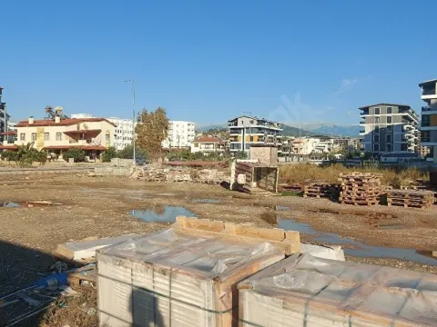 GAZİPAŞA PAZARCI MAHALLESİNDE  KÖŞE BAŞI TİCARİ +KONUT  SATILIK ARSA.  DENİZE YAKIN. YATIRIMLIK.
