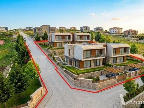 VİLLAKENTTE 953m² ÇİFT KÖŞE | 3 TARAFI YOL | 4 VİLLALIK ARSA!!!
